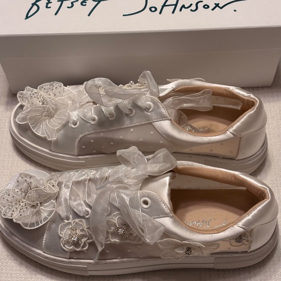 Betsy Johnson SB-Pryce Ivory Sneakers with 3D Flowers 9.5  Lace Up NWT - Picture 9 of 9